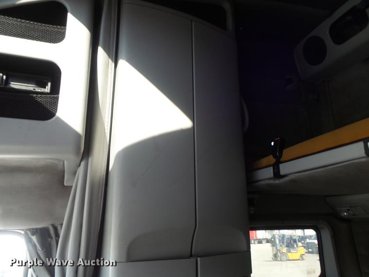 image for item DB6280 1999 Volvo VNL semi truck