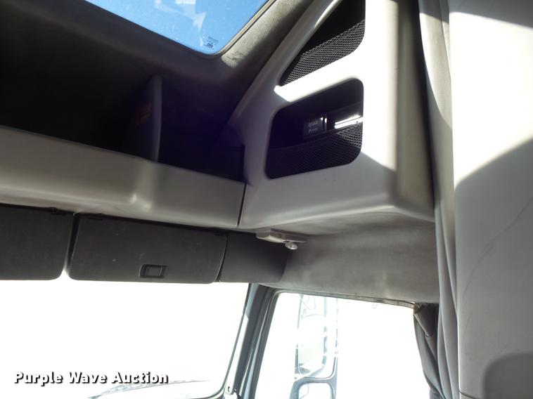 image for item DB6280 1999 Volvo VNL semi truck