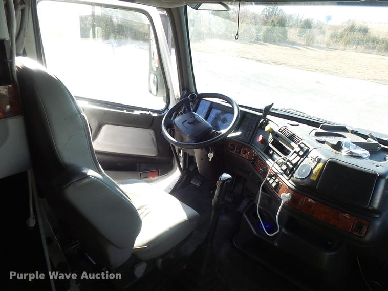 image for item DB6280 1999 Volvo VNL semi truck