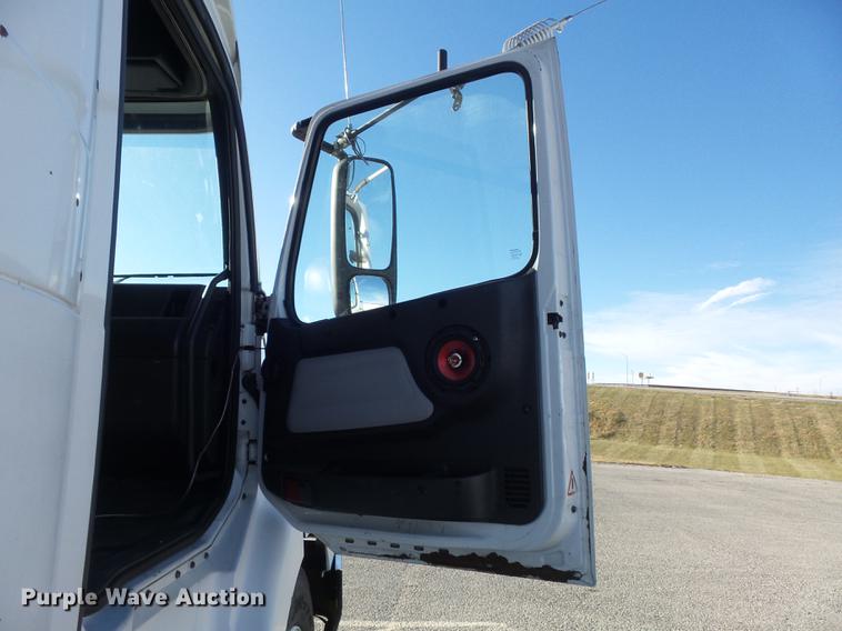 image for item DB6280 1999 Volvo VNL semi truck