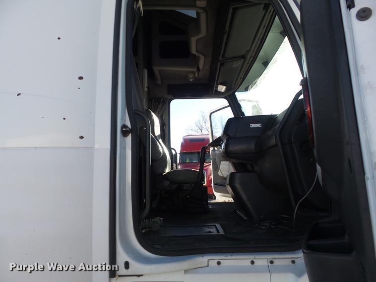 image for item DB6280 1999 Volvo VNL semi truck