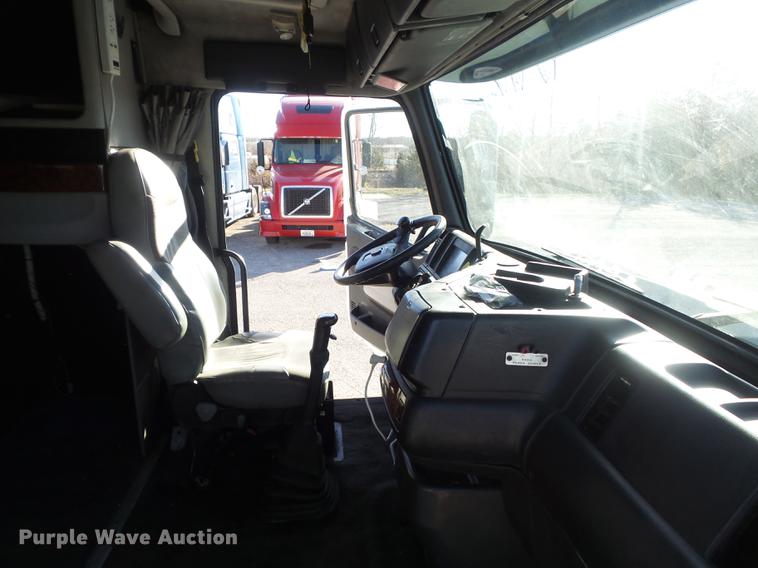 image for item DB6280 1999 Volvo VNL semi truck