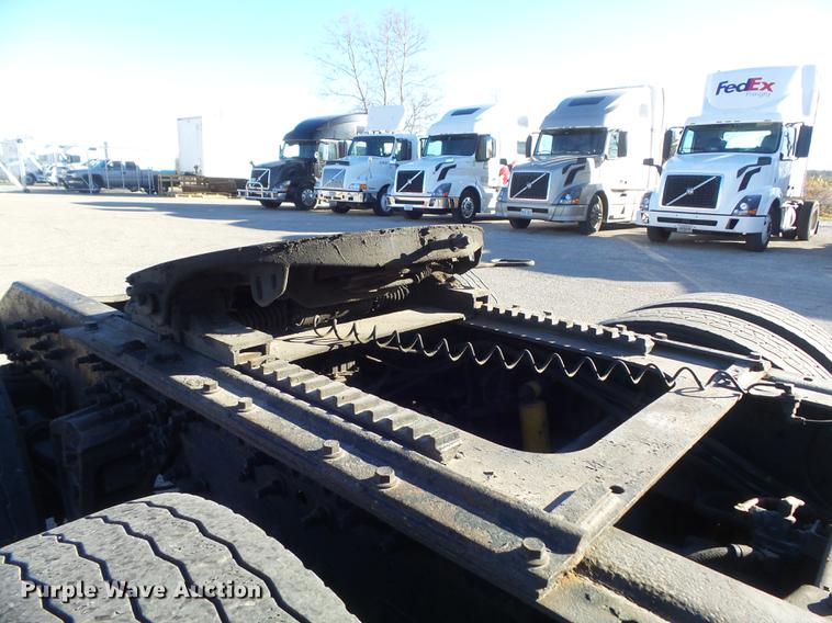 image for item DB6280 1999 Volvo VNL semi truck