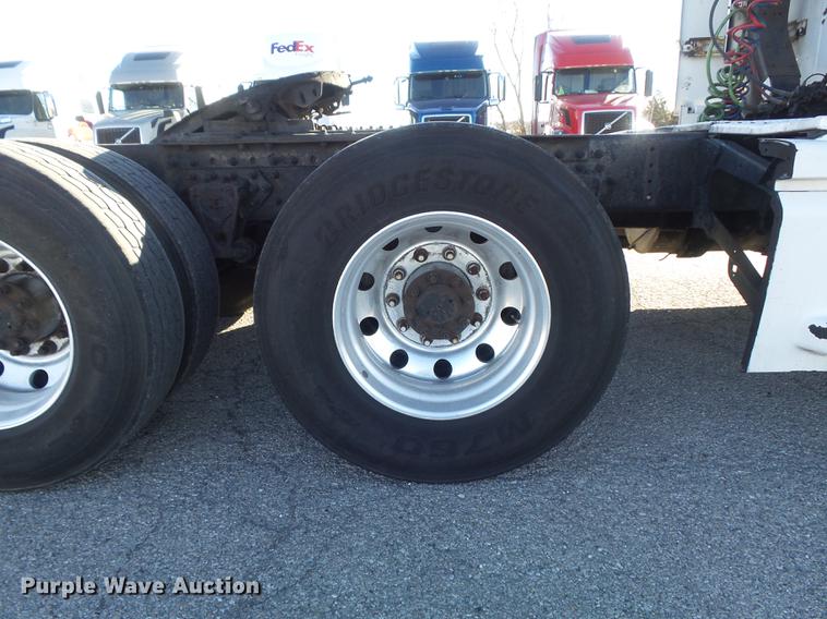 image for item DB6280 1999 Volvo VNL semi truck