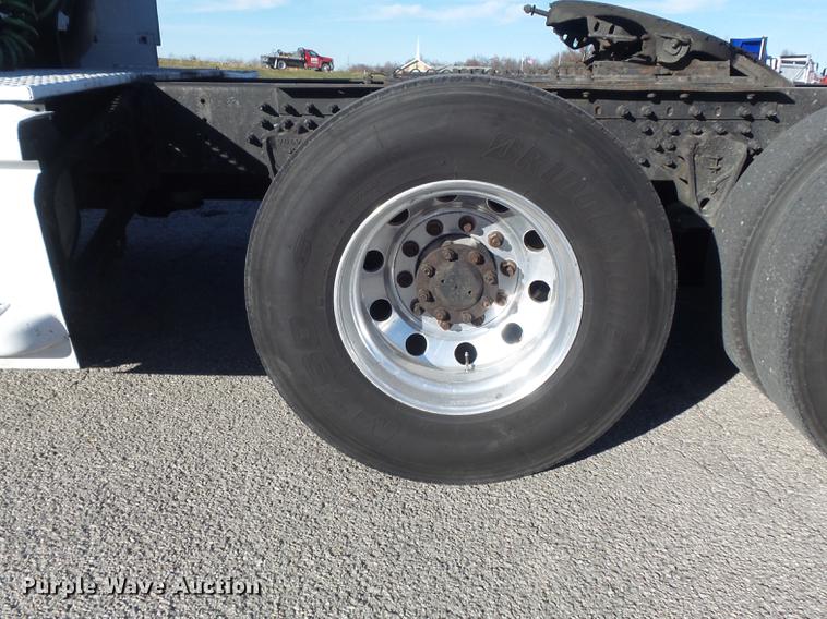 image for item DB6280 1999 Volvo VNL semi truck