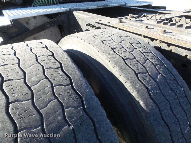 image for item DB6280 1999 Volvo VNL semi truck