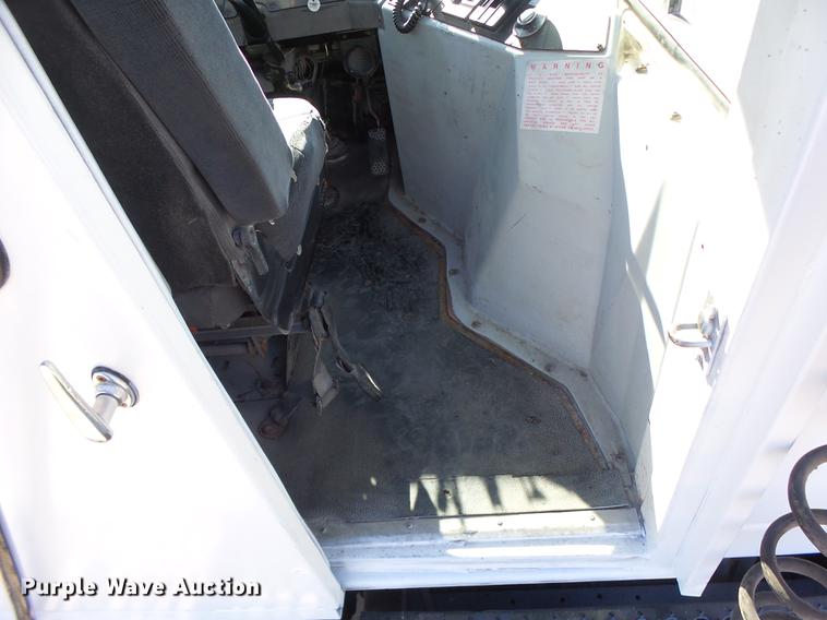 image for item DB9886 Kalmar Ottawa WT30 yard truck