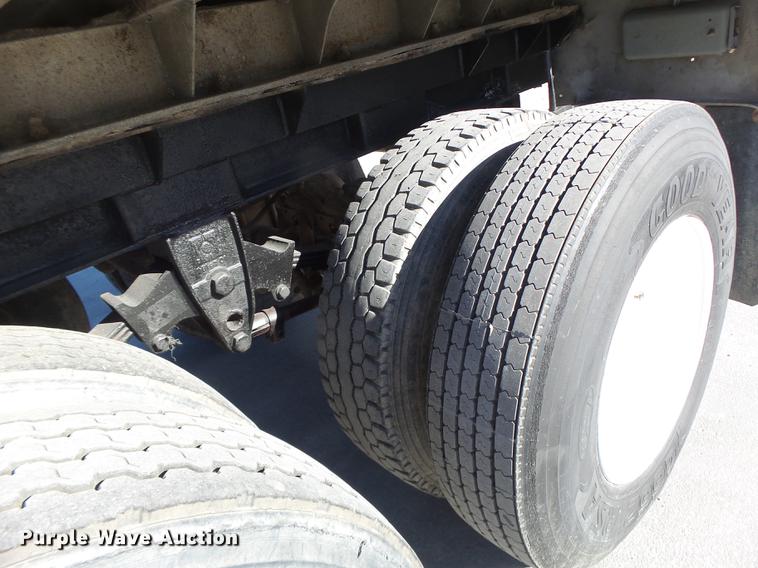 image for item DB9887 1995 Summit walking floor trailer