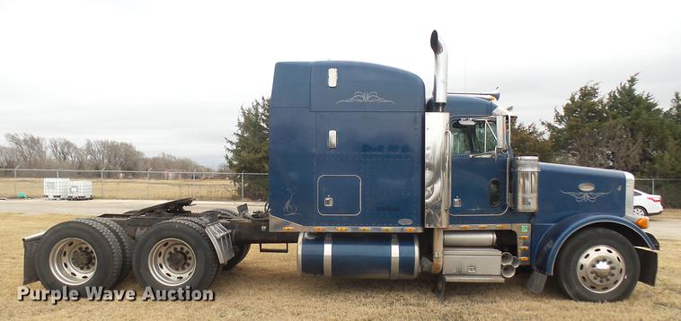image for item DC1898 2000 Peterbilt 378 semi truck