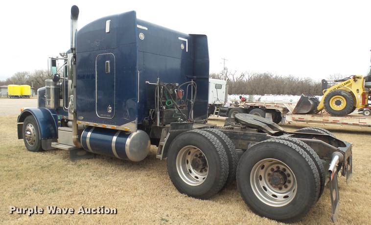 image for item DC1898 2000 Peterbilt 378 semi truck
