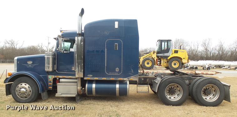 image for item DC1898 2000 Peterbilt 378 semi truck