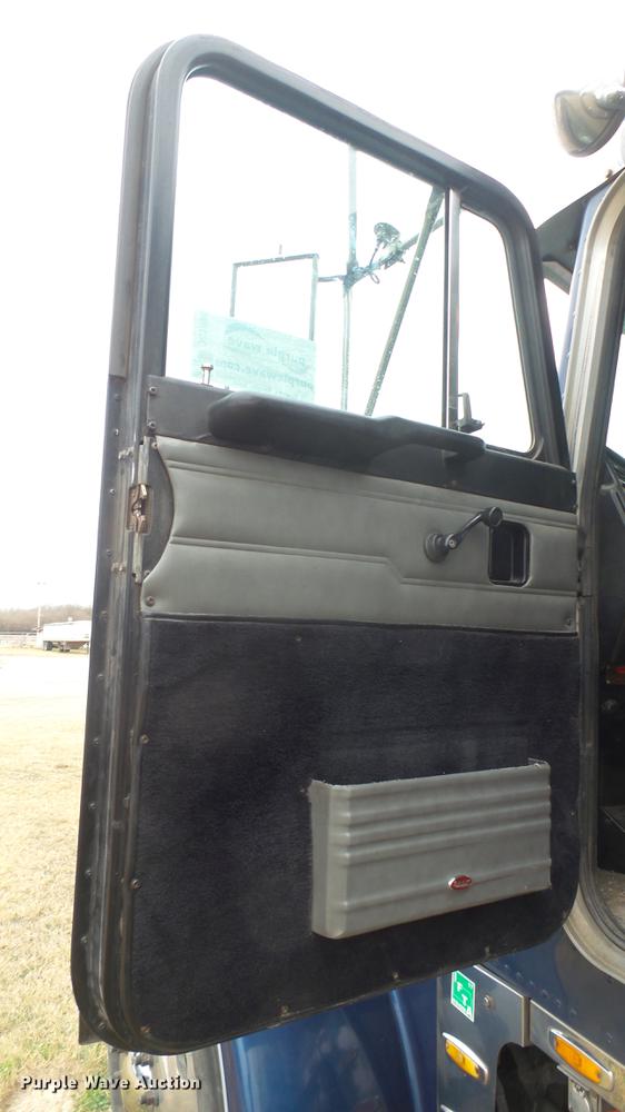 image for item DC1898 2000 Peterbilt 378 semi truck