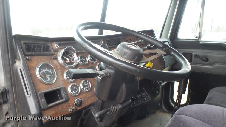 image for item DC1898 2000 Peterbilt 378 semi truck