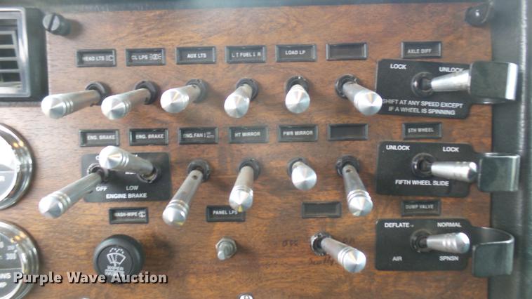 image for item DC1898 2000 Peterbilt 378 semi truck