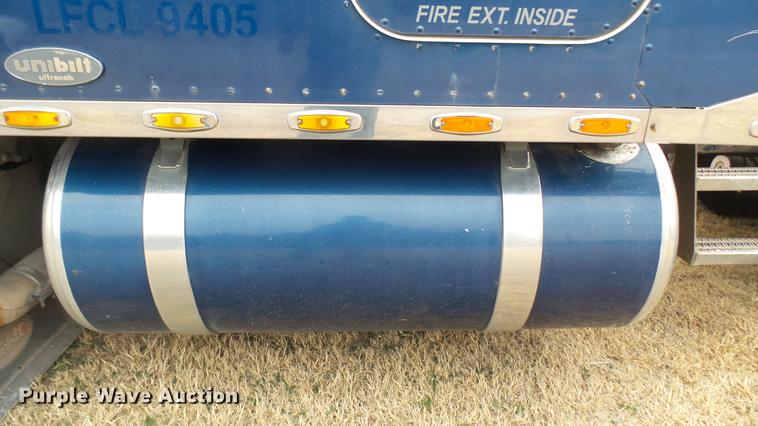 image for item DC1898 2000 Peterbilt 378 semi truck