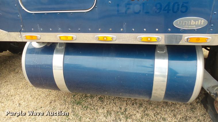 image for item DC1898 2000 Peterbilt 378 semi truck