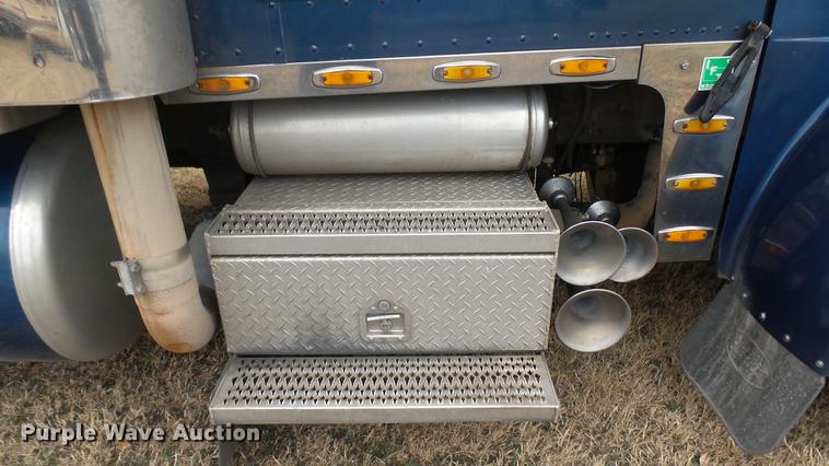 image for item DC1898 2000 Peterbilt 378 semi truck