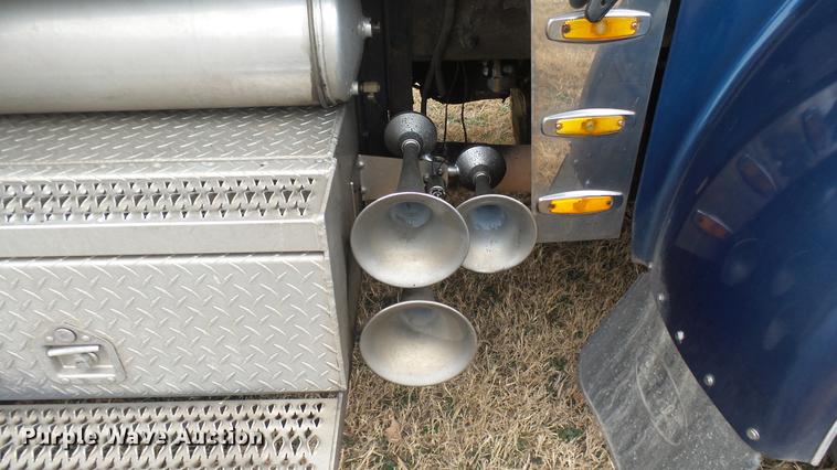 image for item DC1898 2000 Peterbilt 378 semi truck