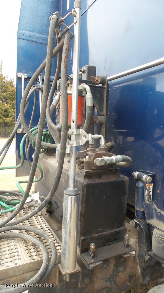 image for item DC1898 2000 Peterbilt 378 semi truck