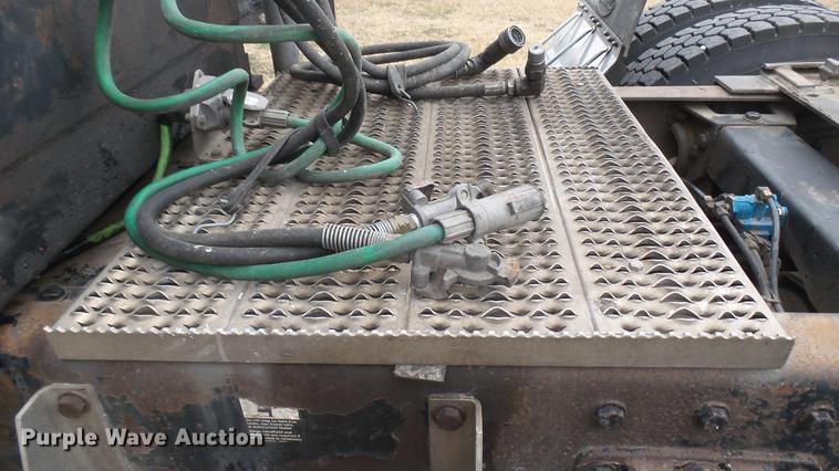 image for item DC1898 2000 Peterbilt 378 semi truck