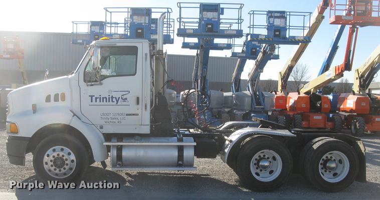 image for item DC2373 2006 Sterling A9500 semi truck