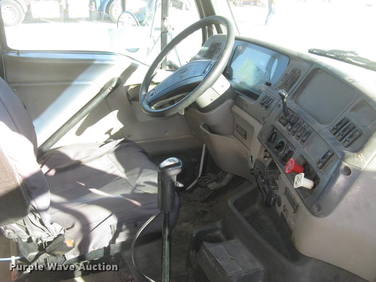 image for item DC2373 2006 Sterling A9500 semi truck