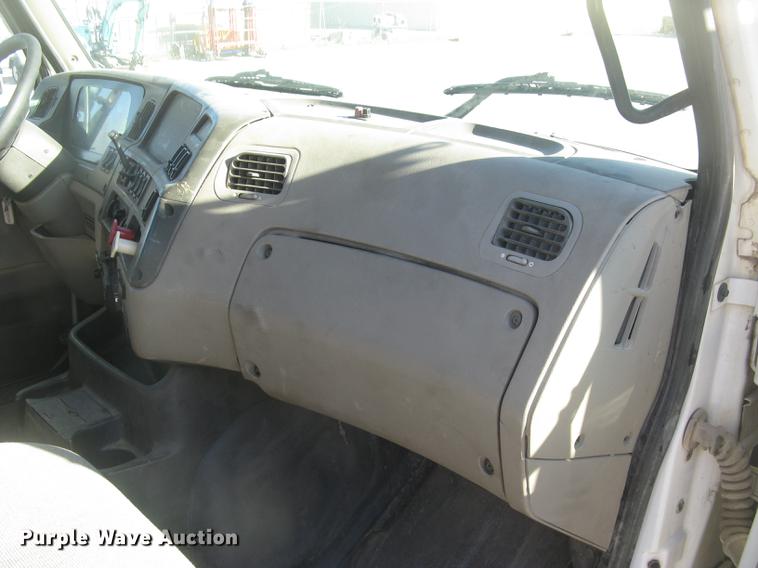 image for item DC2373 2006 Sterling A9500 semi truck