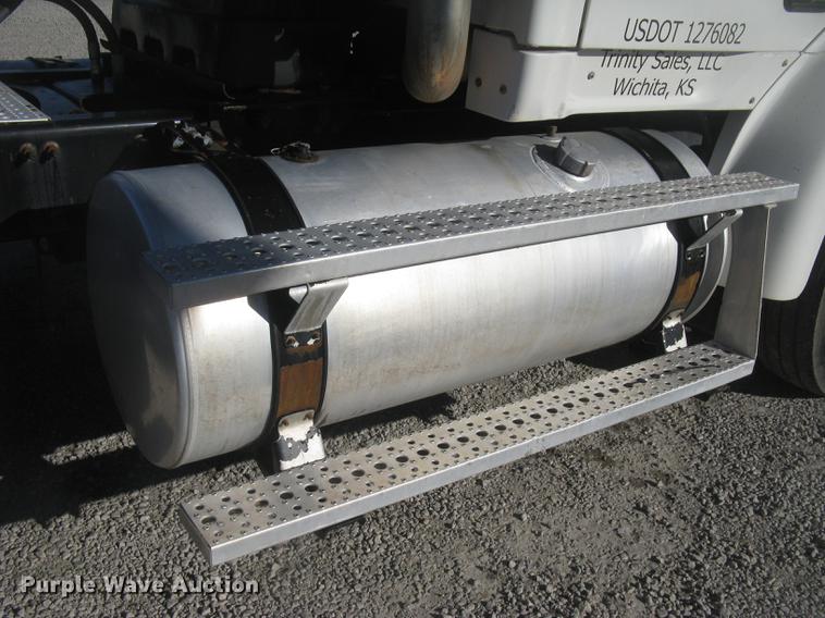 image for item DC2373 2006 Sterling A9500 semi truck