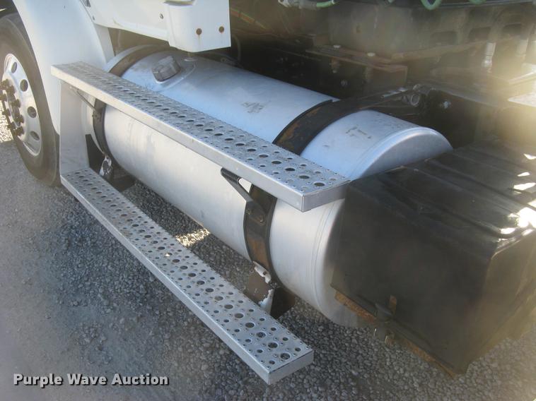 image for item DC2373 2006 Sterling A9500 semi truck