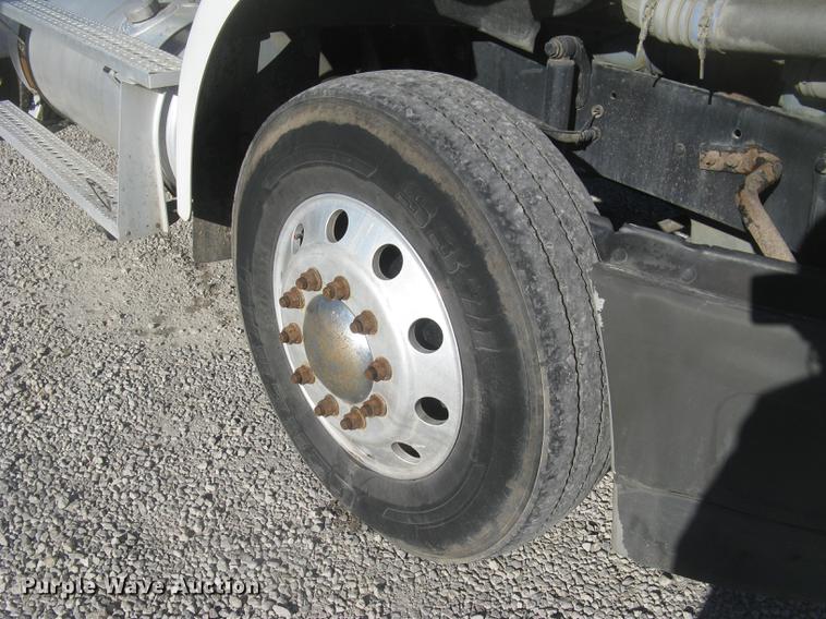 image for item DC2373 2006 Sterling A9500 semi truck