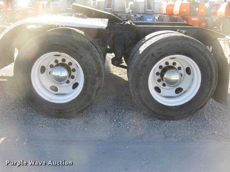 image for item DC2373 2006 Sterling A9500 semi truck