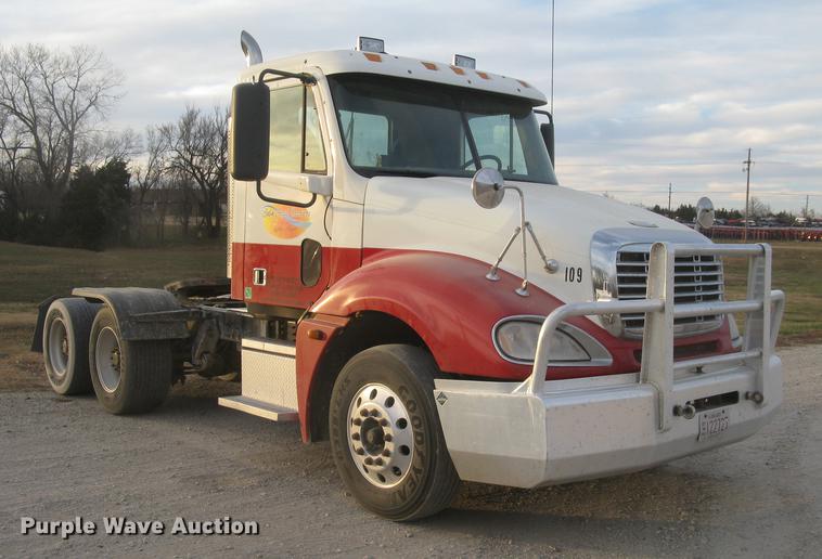 image for item DC2449 2005 Freightliner Columbia semi truck