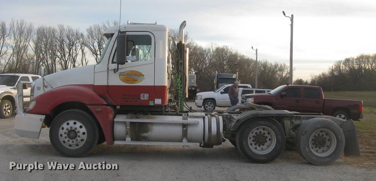 image for item DC2449 2005 Freightliner Columbia semi truck