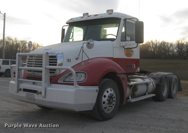 image for item DC2449 2005 Freightliner Columbia semi truck