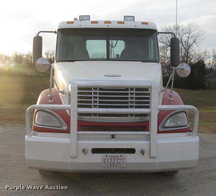 image for item DC2449 2005 Freightliner Columbia semi truck
