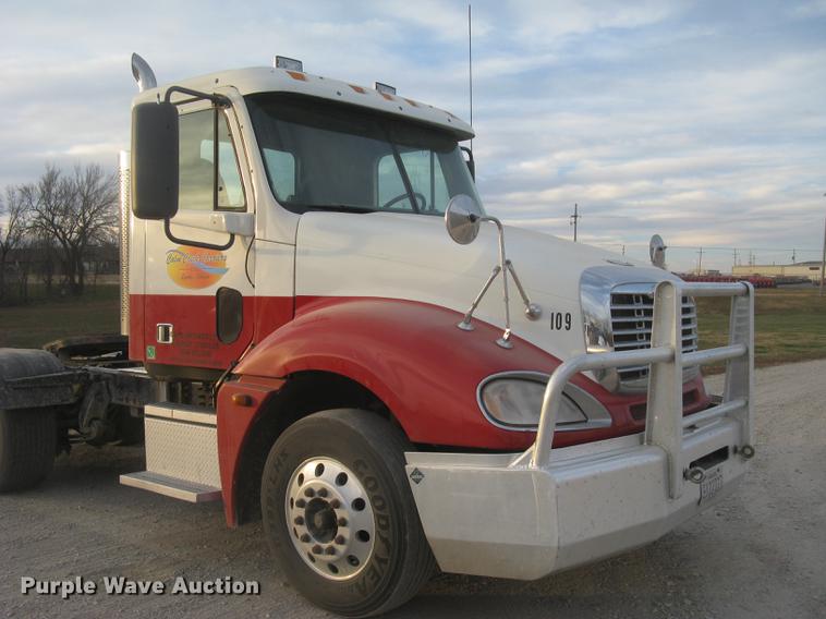 image for item DC2449 2005 Freightliner Columbia semi truck
