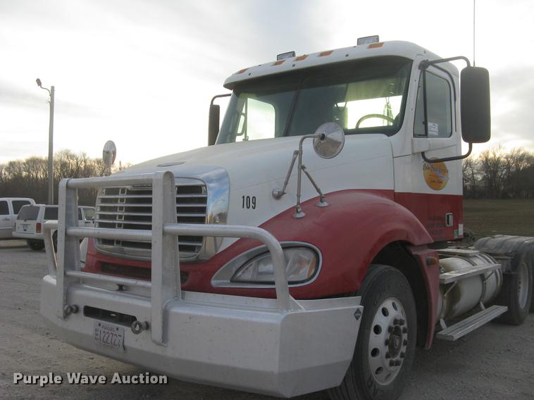 image for item DC2449 2005 Freightliner Columbia semi truck