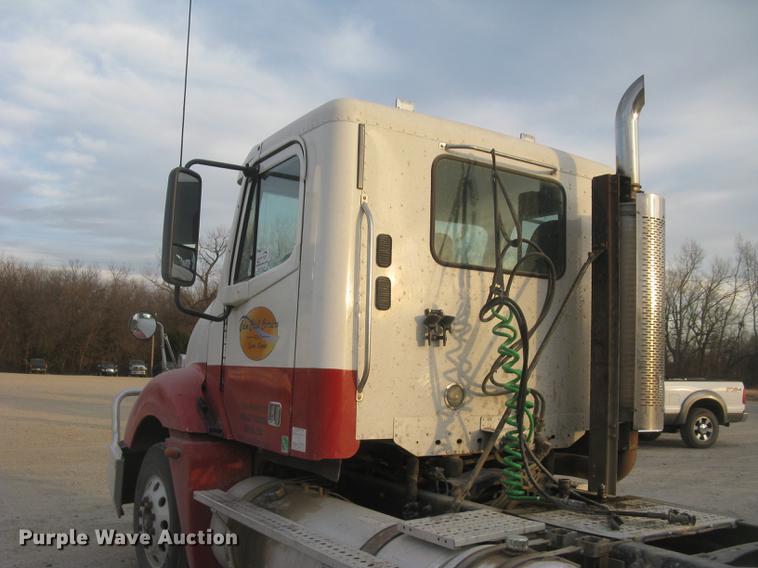 image for item DC2449 2005 Freightliner Columbia semi truck