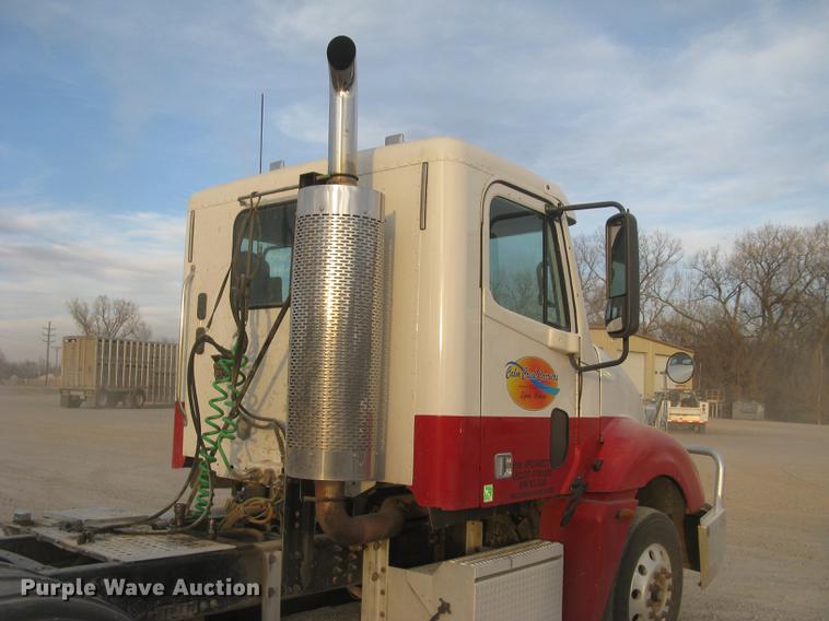 image for item DC2449 2005 Freightliner Columbia semi truck