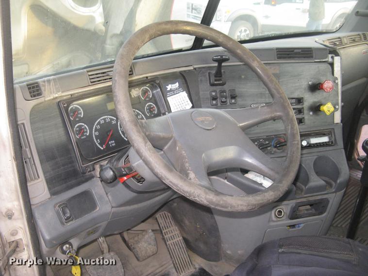 image for item DC2449 2005 Freightliner Columbia semi truck