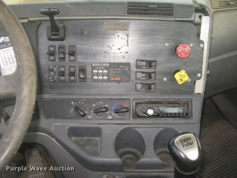 image for item DC2449 2005 Freightliner Columbia semi truck