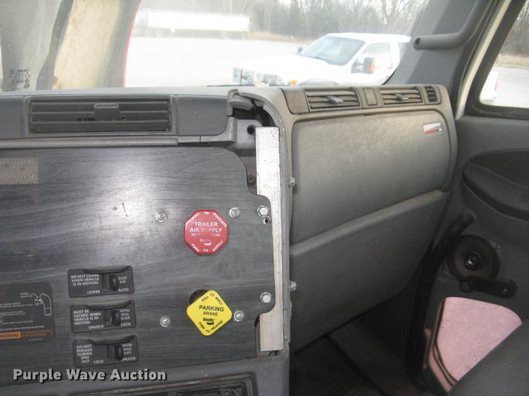 image for item DC2449 2005 Freightliner Columbia semi truck