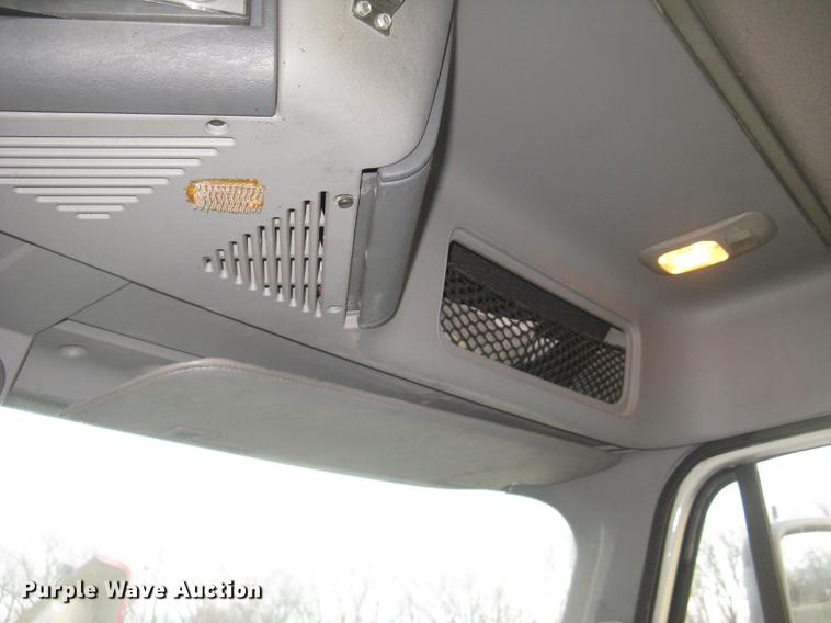 image for item DC2449 2005 Freightliner Columbia semi truck