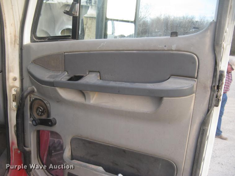 image for item DC2449 2005 Freightliner Columbia semi truck