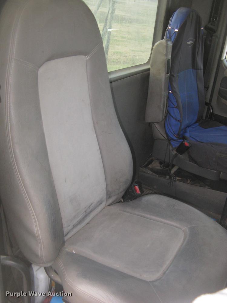 image for item DC2449 2005 Freightliner Columbia semi truck