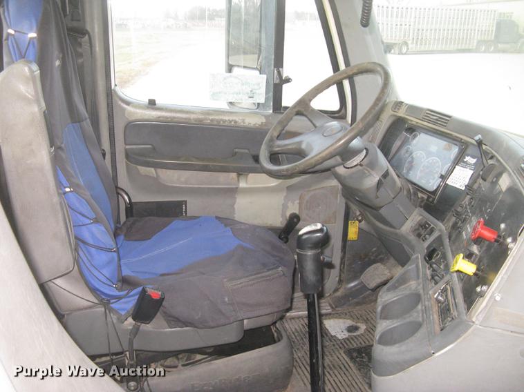 image for item DC2449 2005 Freightliner Columbia semi truck