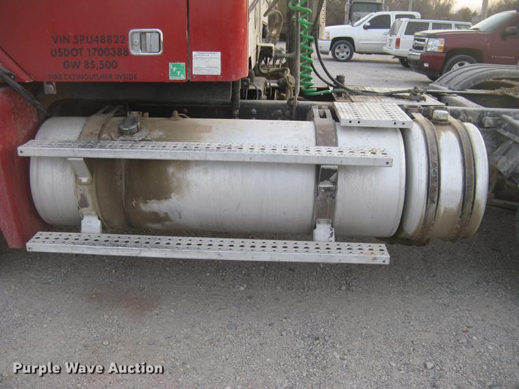 image for item DC2449 2005 Freightliner Columbia semi truck