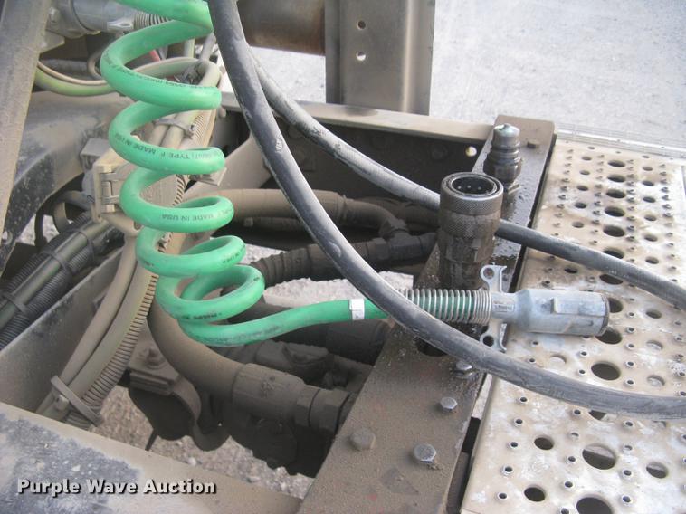 image for item DC2449 2005 Freightliner Columbia semi truck