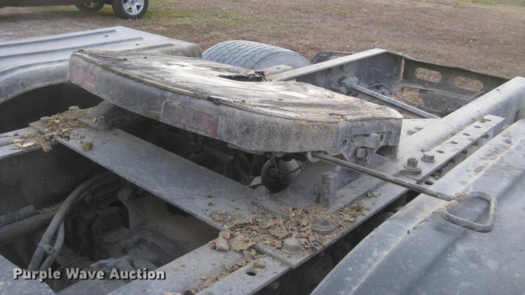 image for item DC2449 2005 Freightliner Columbia semi truck