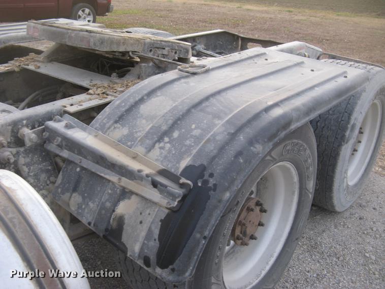 image for item DC2449 2005 Freightliner Columbia semi truck